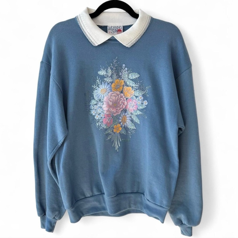 Vintage ‘Morning Sun’ Blue Sweatshirt with White Collar from the 90’s.
